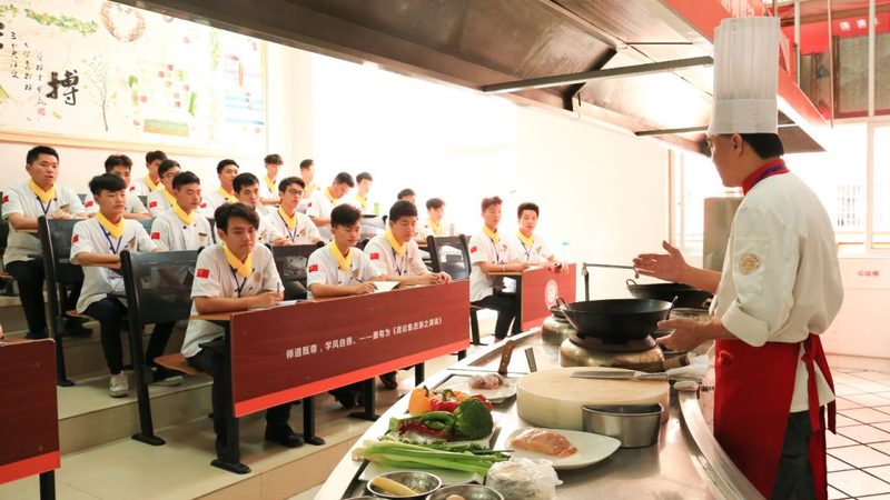 优质供应商是保证零食批发加盟店进货价合理的关键。在选择供应商时，要关注以下因素：