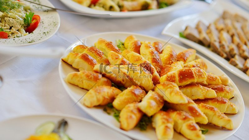休闲零食批发，如何选择靠谱的厂家直销？**
